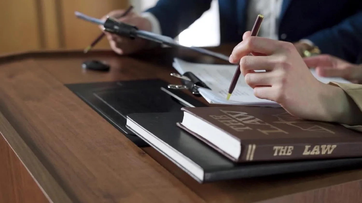 Documentos y libros durante una consulta jurídica
